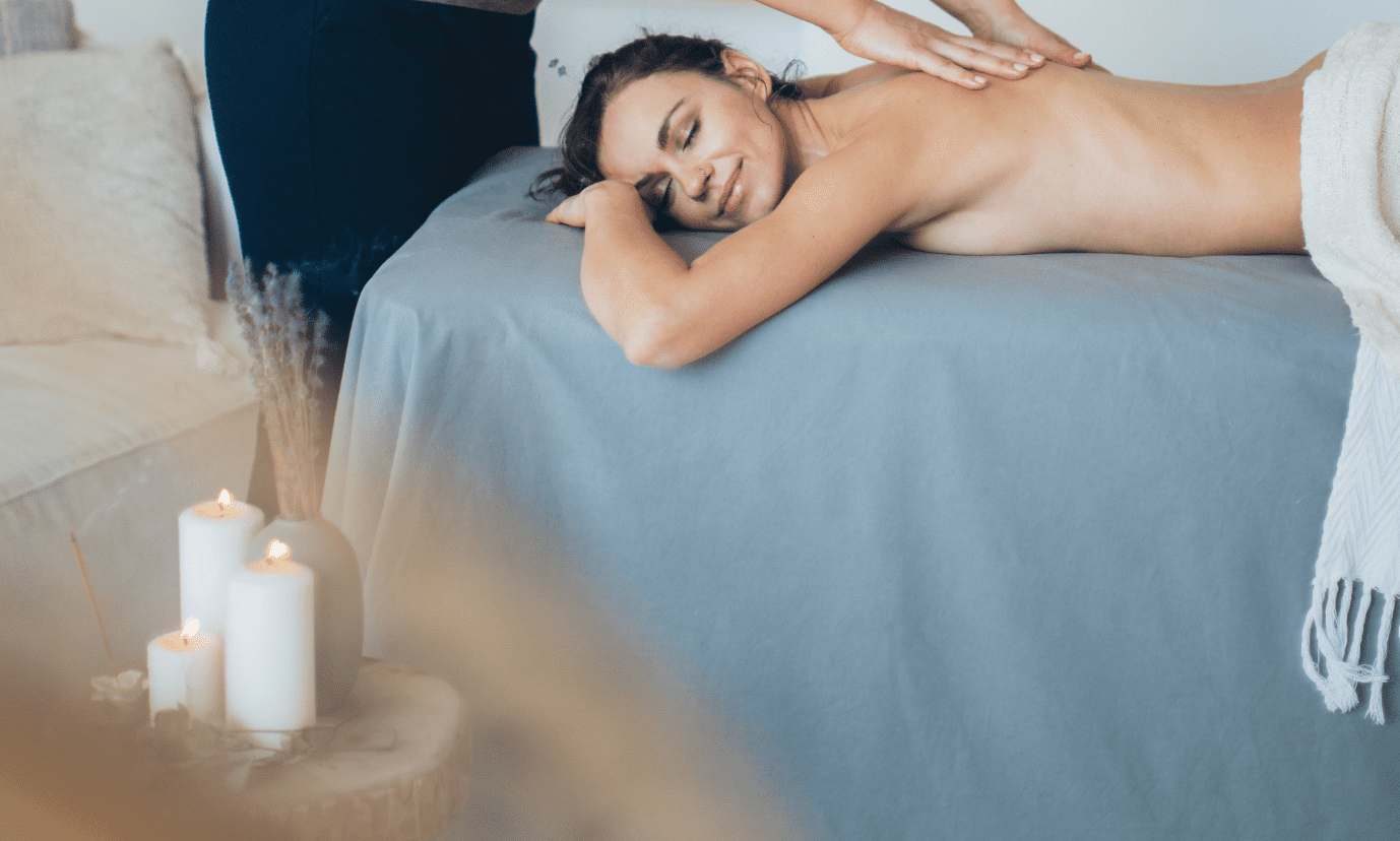 Une photo d'une femme qui se fait masser le dos