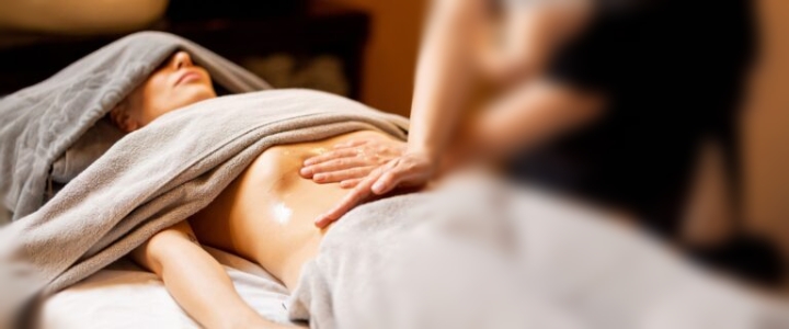 Une photo d'un massage abdominal
