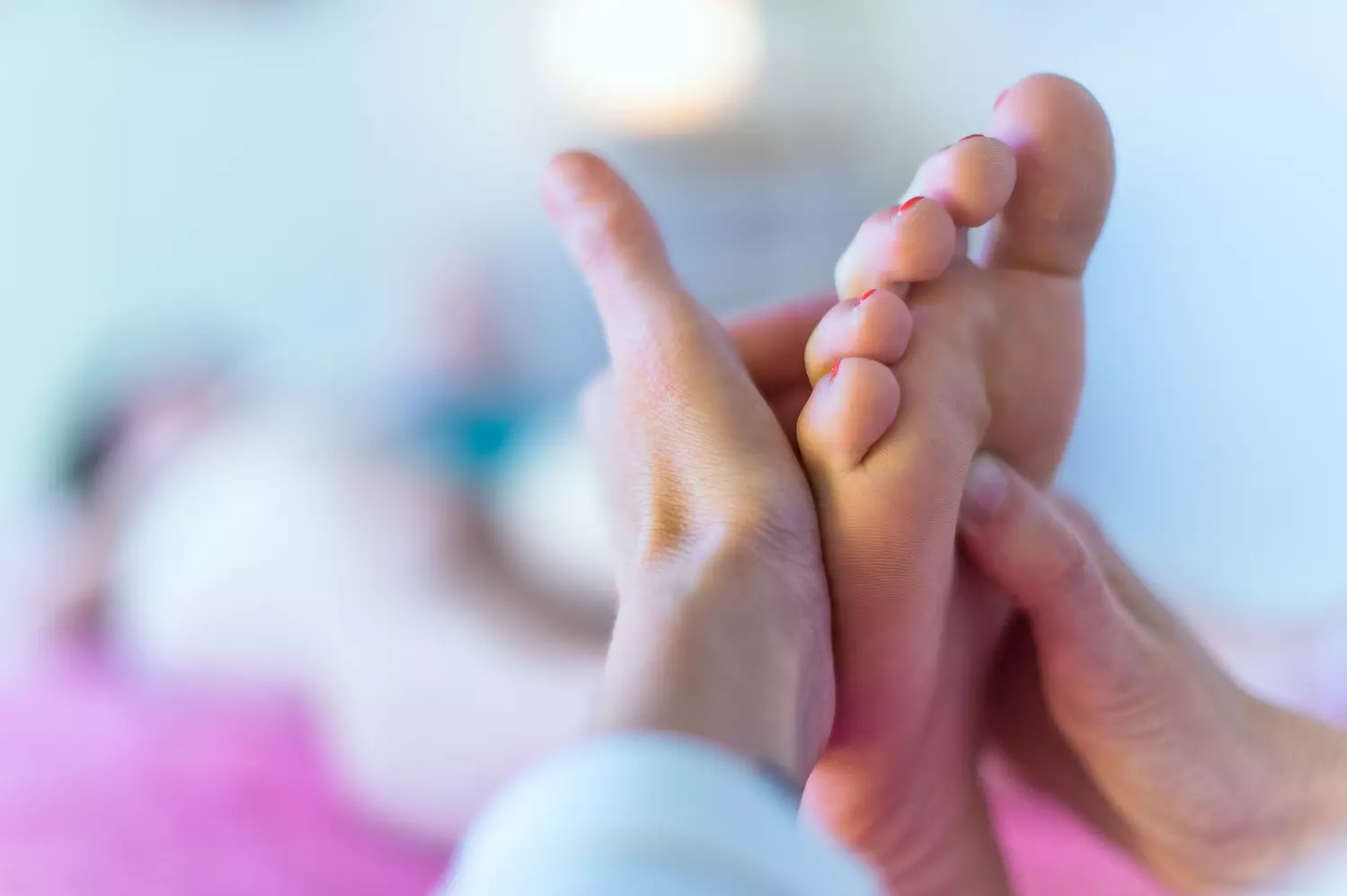 Une photo d'un pied de femme qui se fait masser