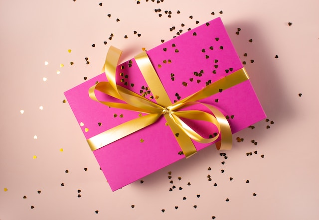 Une photo d'un paquet cadeau rose