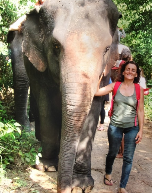 Une photo de Linda Ledru, accompagnée d'un éléphant, dans un refuge en Thaïlande